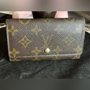 LOUIS VUITTON
Vintage LV Monogram Porte-Monnaie Tresor Wallet